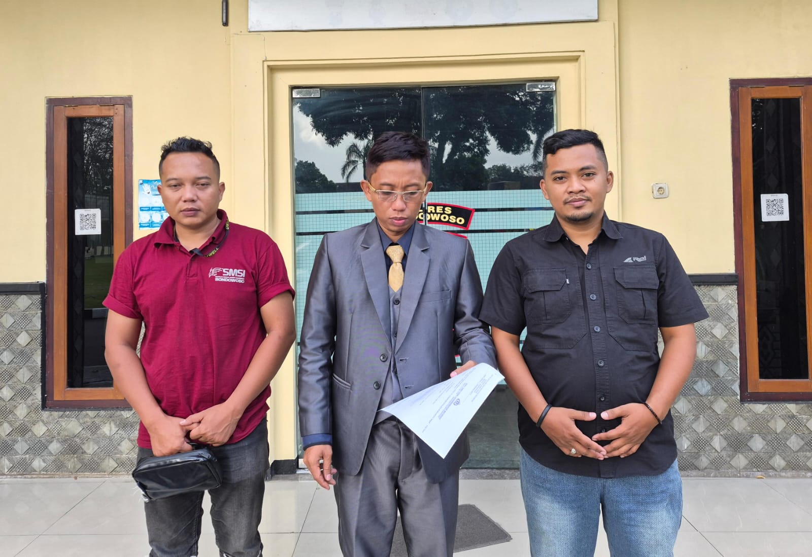Arik Kurniawan Direktur PT. Lensa Nusantara Multimedia didampingi Kuasa Hukum Nurul Jamal Habaib, SH saat melaporkan Aslap SPPG Lojajar di Polres Bondowoso. Selasa, 17/3/2026